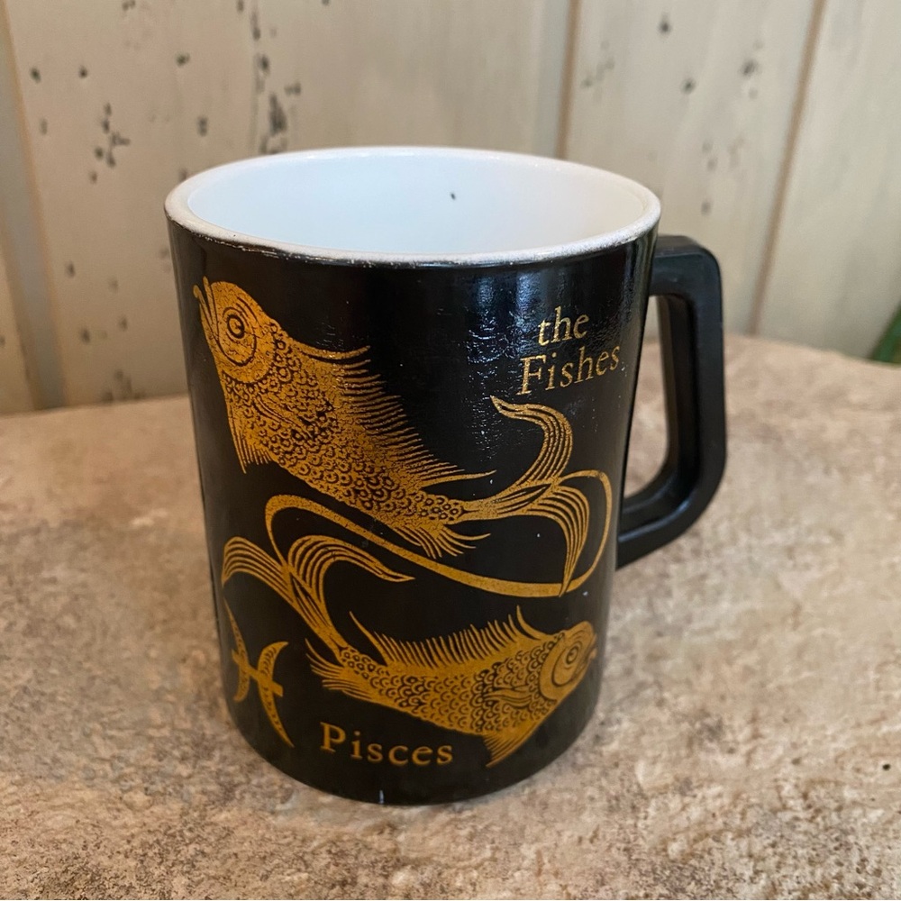 Vintage 1970s Black and Gold Pisces zodiac mug